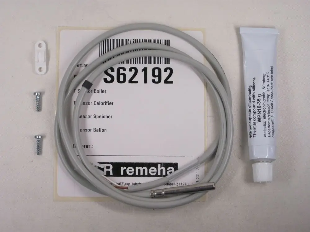 Temperatursensor mit Zubehör, einschließlich Anschlusskabel, Montagehalterung, Schrauben und Wärmeleitpaste, auf einem weißen Hintergrund. Marke: Remeha.